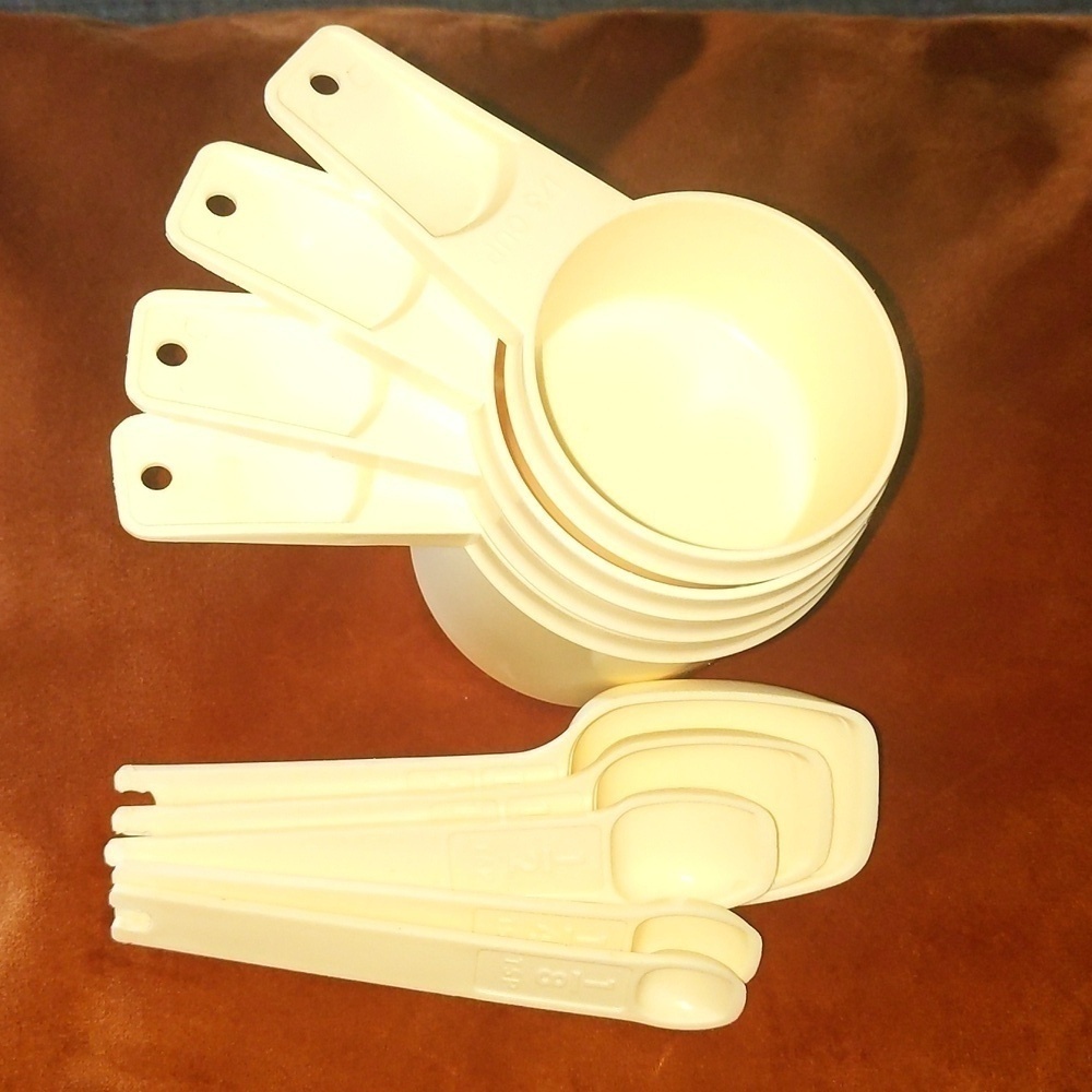 Vintage Tupperware measuring cups & spoons. All items shown-5 spoons/4 cups